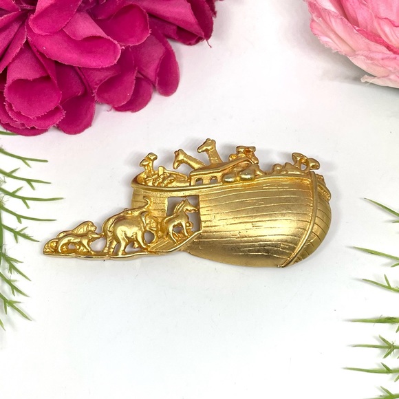 Vintage Jewelry - VINTAGE⚜️Noah’s Ark Brushed Golden Brooch